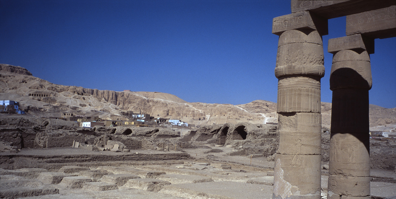 egyp10_27 el gournah du ramesseum.jpg - Thèbes Ouest  Ramesseum Le ramesseum et en fond les collines d'El Gournah, derrière lesquelles s'étend la vallée des rois Provia 100 F